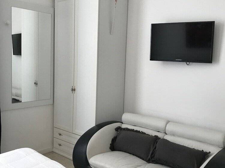 اتاق استاندارد با بالکن و چشم‌انداز دریا, B&b Nike   Rooms Only
