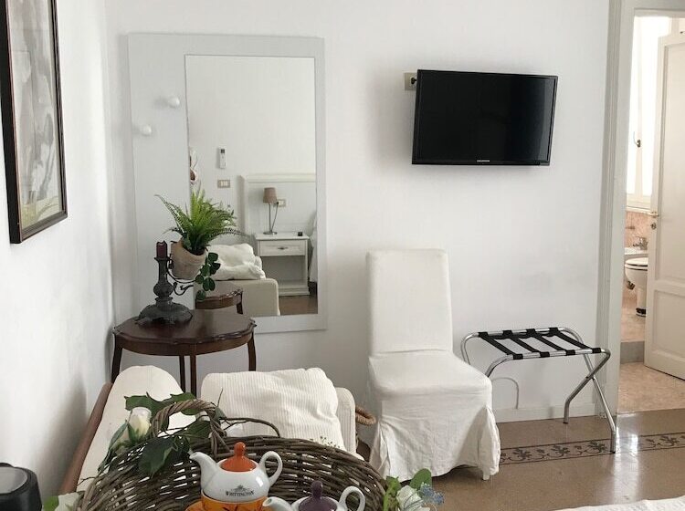 اتاق سوپریور با چشم‌انداز دریا و بالکن, B&b Nike   Rooms Only