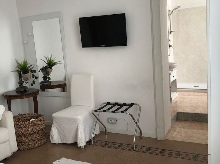 اتاق سوپریور با چشم‌انداز دریا و بالکن, B&b Nike   Rooms Only