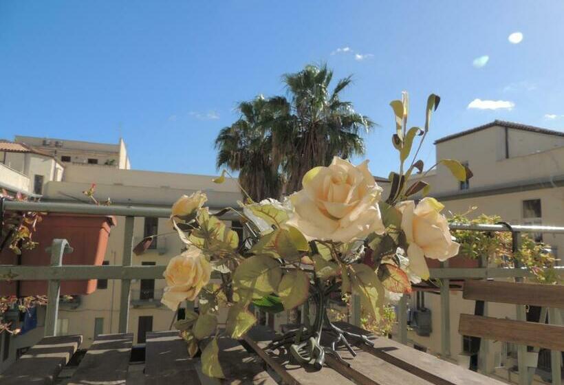 اتاق استاندارد چهارنفره با بالکن, B&b Nike   Rooms Only