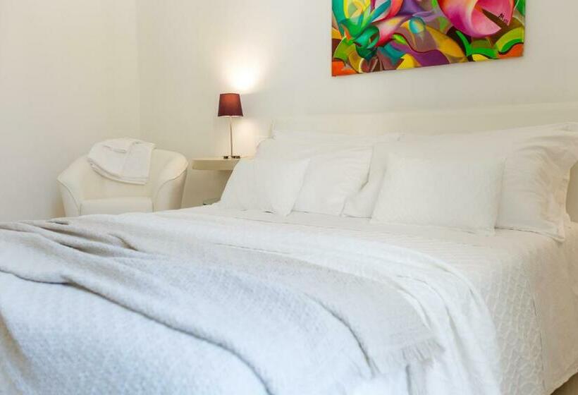 اتاق لوکس با بالکن, La Finestra Sul Convitto B&b