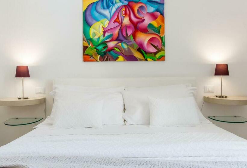 اتاق لوکس با بالکن, La Finestra Sul Convitto B&b