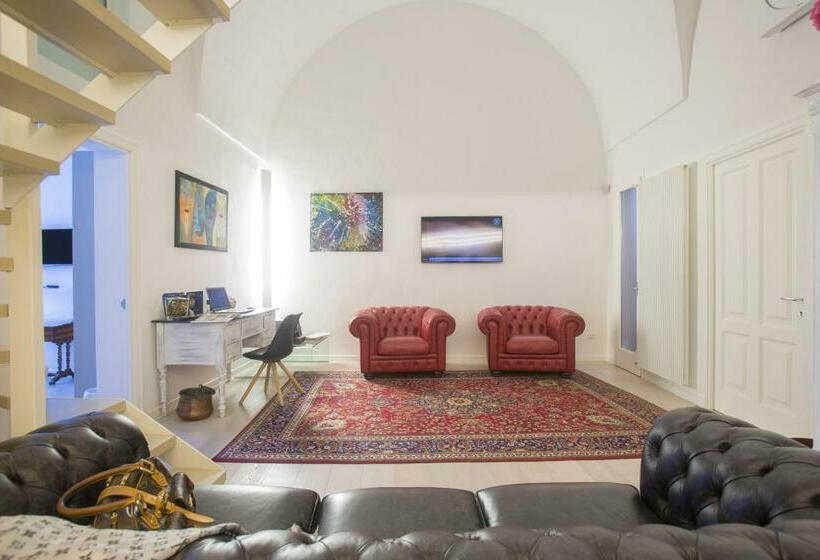 اتاق لوکس با بالکن, La Finestra Sul Convitto B&b