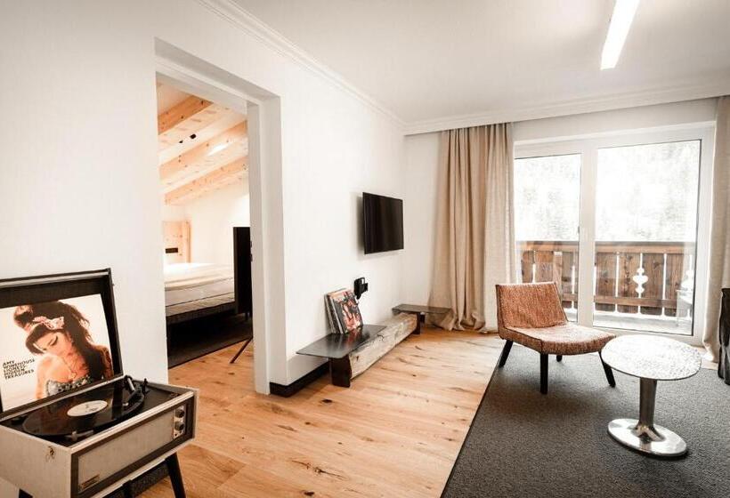 Deluxe Suite King Bed, & Appartements Tiroler Buam