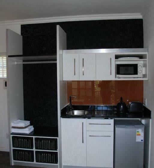 استودیوی استاندارد, Knysna Inn