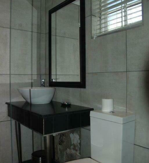 استودیوی استاندارد, Knysna Inn