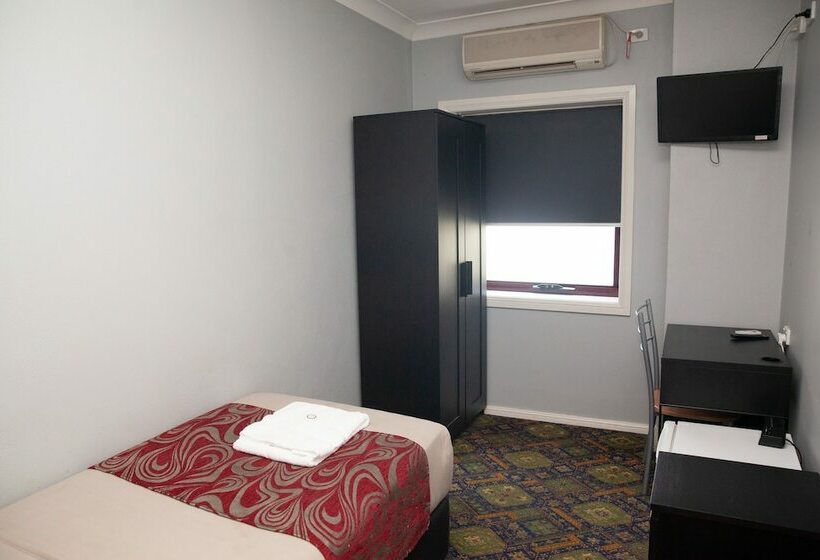 اتاق استاندارد یک تخته با سرویس بهداشتی مشترک, Royal Hotel Singleton