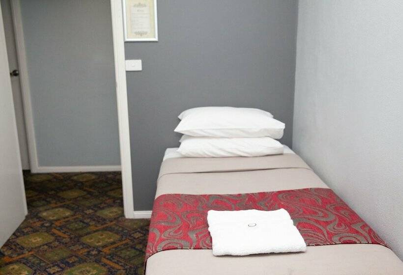 اتاق استاندارد یک تخته با سرویس بهداشتی مشترک, Royal Hotel Singleton