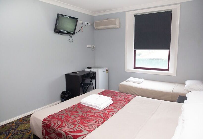 اتاق استاندارد سه تخته با سرویس بهداشتی مشترک, Royal Hotel Singleton