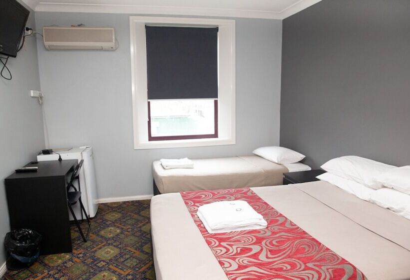 اتاق استاندارد سه تخته با سرویس بهداشتی مشترک, Royal Hotel Singleton