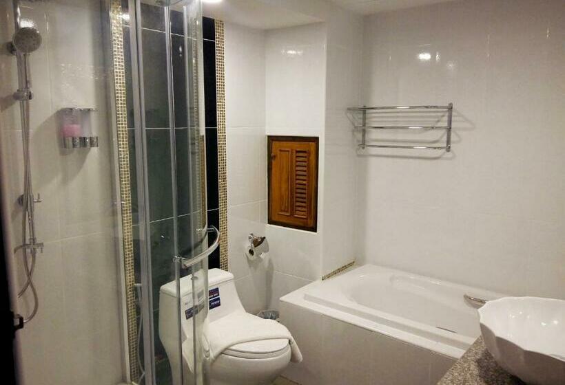 اتاق استاندارد سه تخته با چشم‌انداز استخر, Md Boutique