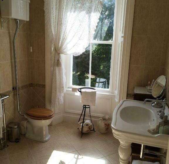 اتاق لوکس با تخت بزرگ, College Hill House