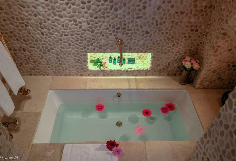 سوئیت جونیور با چشم‌انداز, Exclusive Suites The Secret Garden