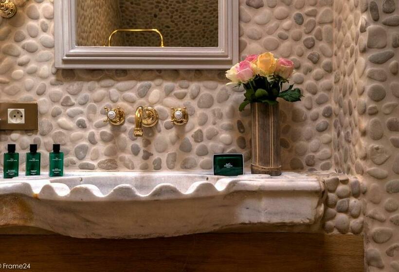 سوئیت جونیور با چشم‌انداز, Exclusive Suites The Secret Garden