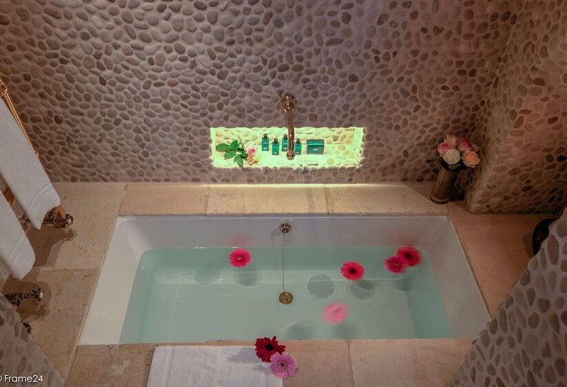 سوئیت جونیور با چشم‌انداز, Exclusive Suites The Secret Garden