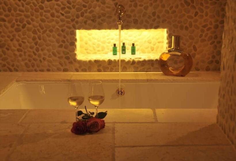 سوئیت جونیور با چشم‌انداز, Exclusive Suites The Secret Garden