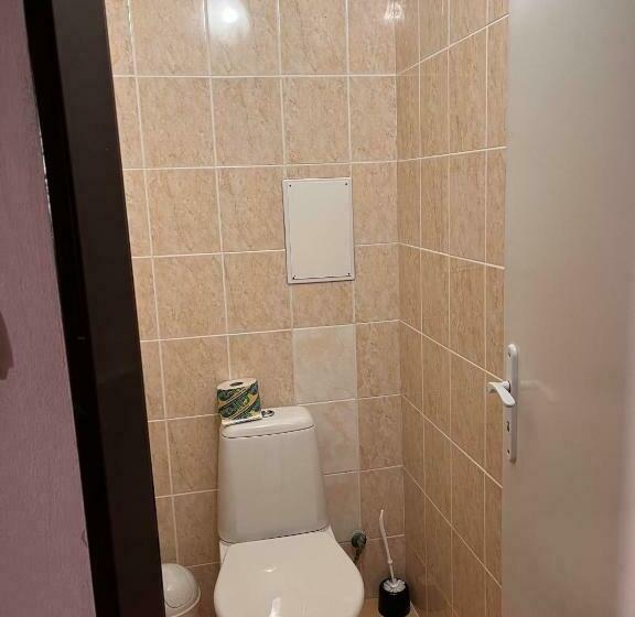 Economy Triple Room, Akadémia