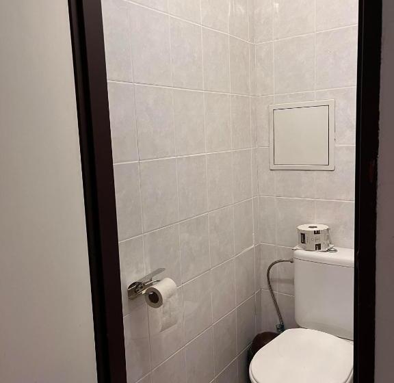 Economy Quadruple Room, Akadémia