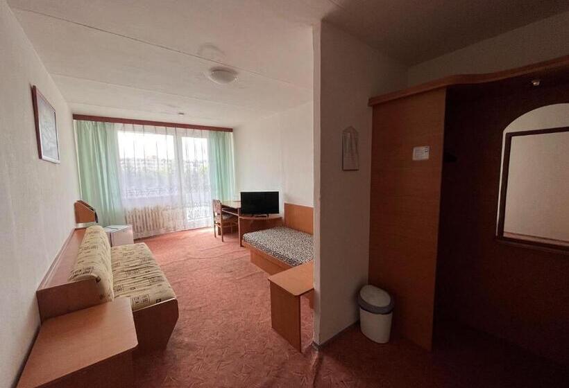 Economy Quadruple Room, Akadémia