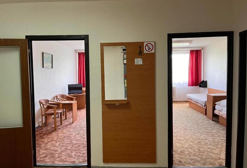Economy Quadruple Room, Akadémia