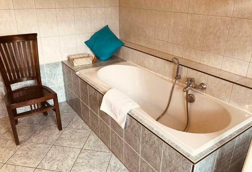 اتاق استاندارد با چشم‌انداز باغ, Taos B&b