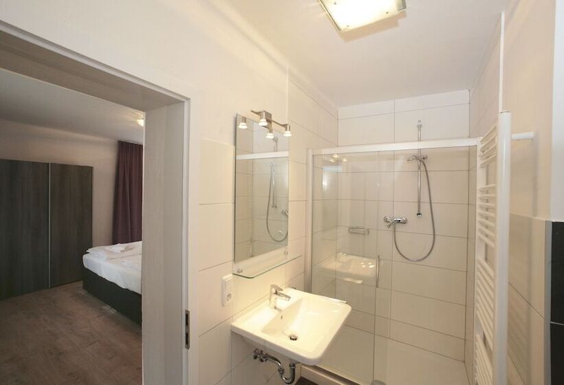 اتاق استاندارد با بالکن, Lake And Cityhotel Edelweiss   Self Check In