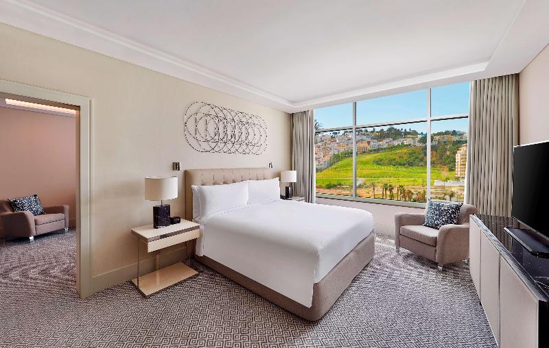 带大床的套房, Hilton Tangier City Center