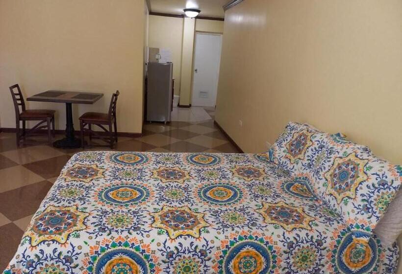 استودیوی لوکس, Pista Q Hostel And Apartments