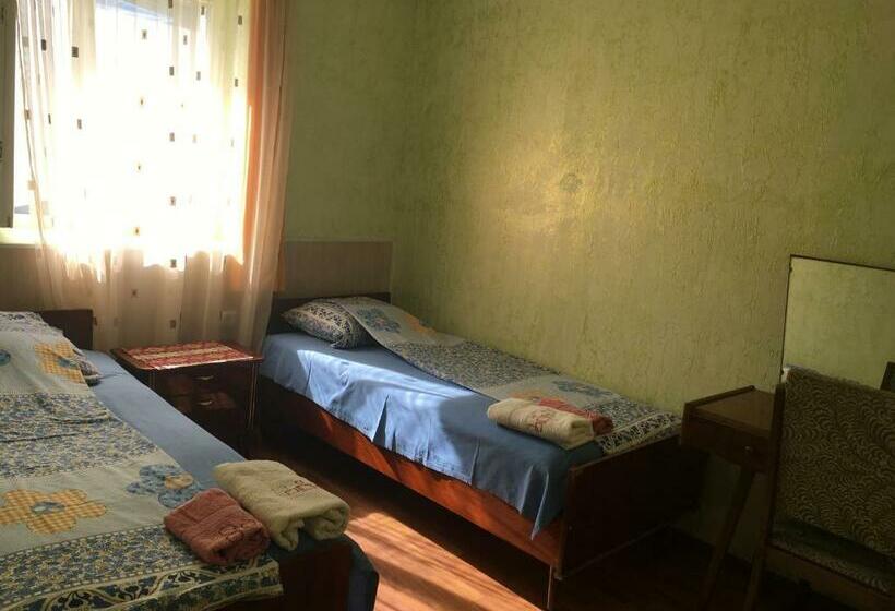 اتاق استاندارد با چشم‌انداز باغ, Guest House Garniresthost