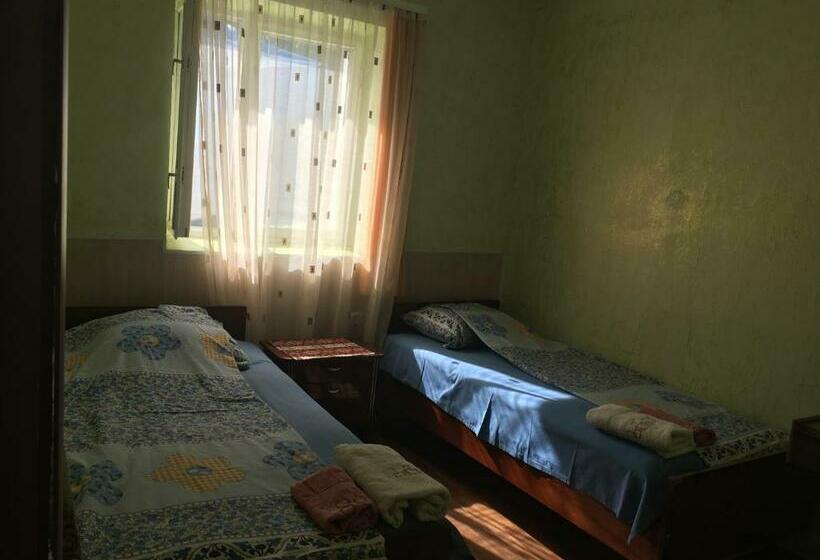 اتاق استاندارد با چشم‌انداز باغ, Guest House Garniresthost