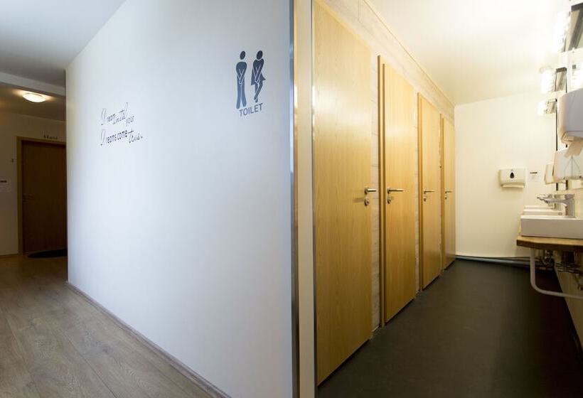 اتاق پایه با سرویس بهداشتی مشترک, Aska Hostel