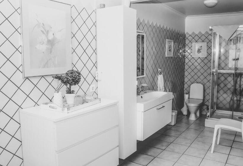 اتاق استاندارد چهارنفره با سرویس بهداشتی مشترک, B&b Guesthouse   Bed And Breakfast Keflavik Centre