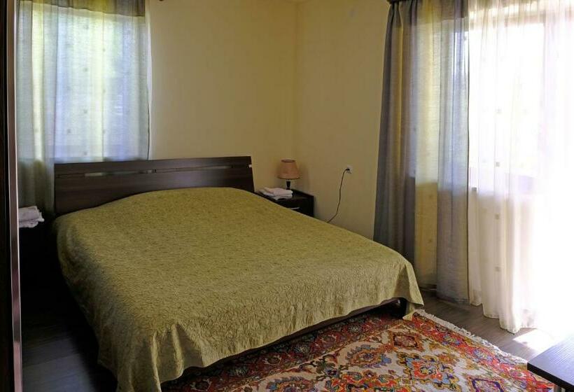 اتاق استاندارد, Chez Yvette