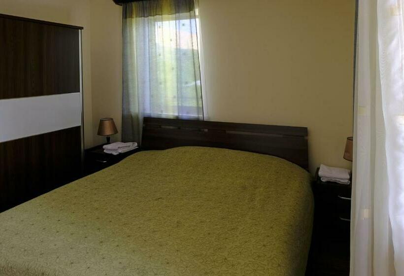 اتاق استاندارد, Chez Yvette