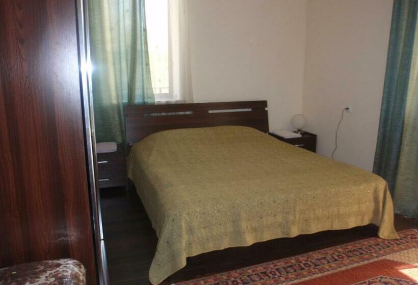 اتاق استاندارد, Chez Yvette