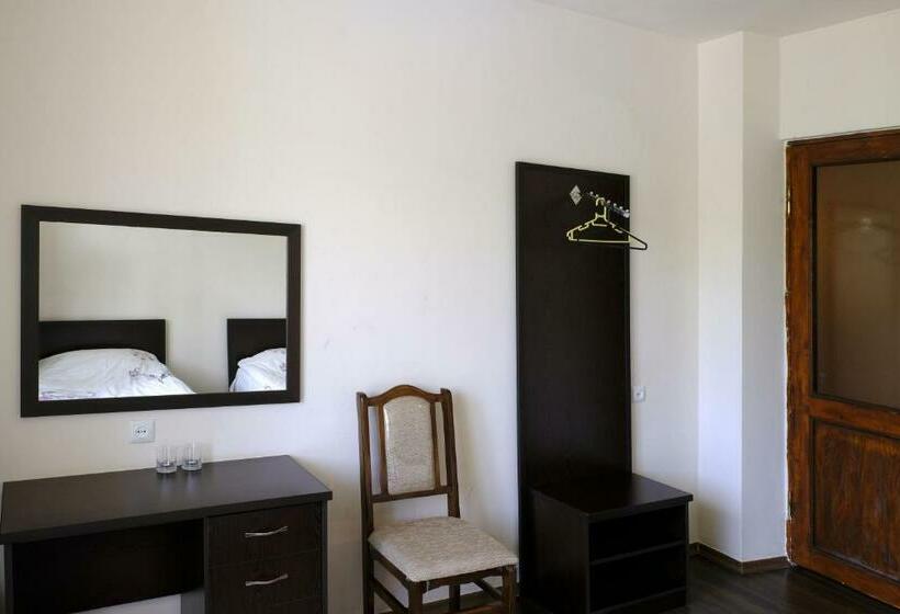 اتاق استاندارد, Chez Yvette