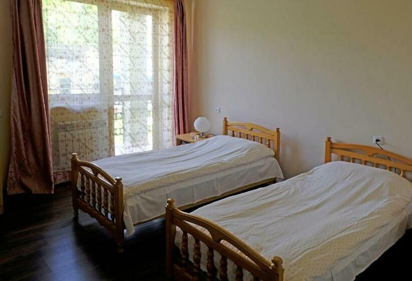 اتاق استاندارد, Chez Yvette