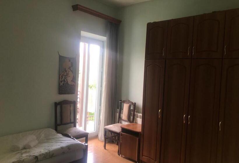 اتاق استاندارد با سرویس بهداشتی مشترک, Chez Yvette