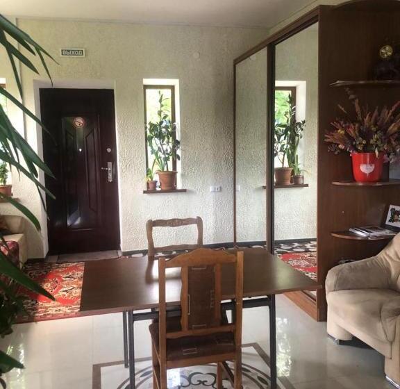 اتاق استاندارد با سرویس بهداشتی مشترک, Chez Yvette