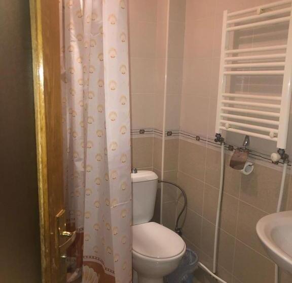 اتاق استاندارد با سرویس بهداشتی مشترک, Chez Yvette