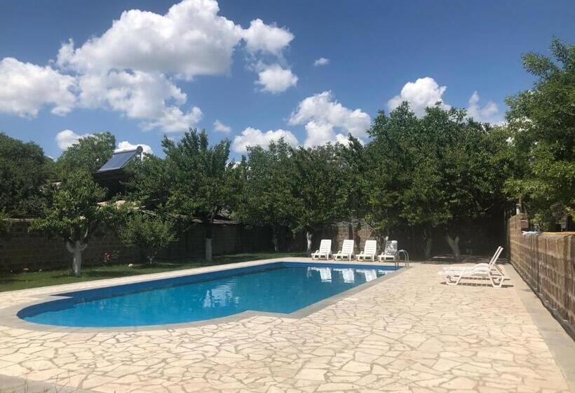 اتاق استاندارد با سرویس بهداشتی مشترک, Chez Yvette