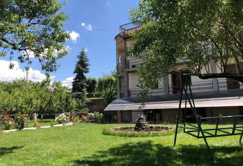 اتاق استاندارد با سرویس بهداشتی مشترک, Chez Yvette