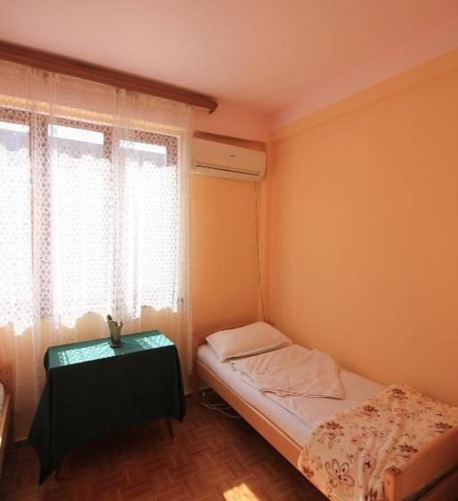 اتاق اکونومی, Center Hostel And Tours