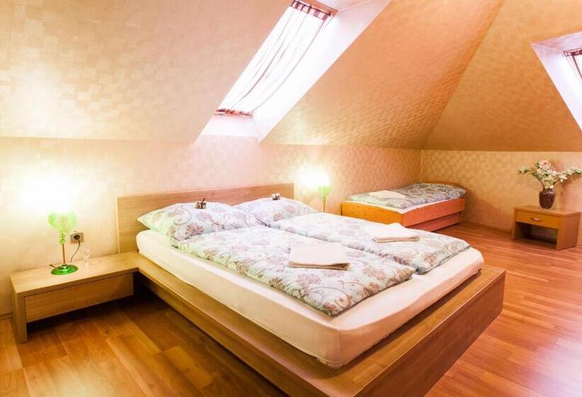 اتاق استاندارد سه نفره, Malom Club Panzió