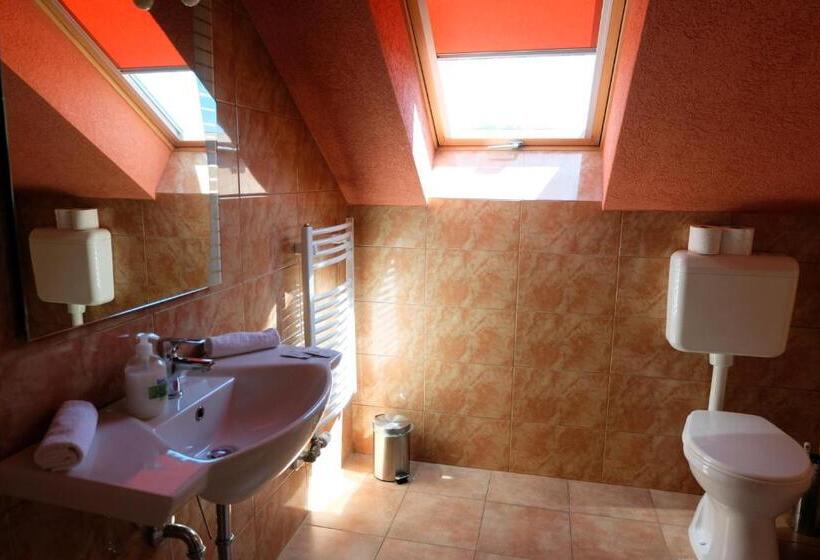 اتاق استاندارد سه نفره, Malom Club Panzió
