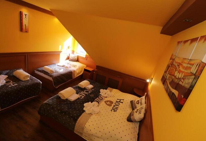 اتاق استاندارد چهار تخته, Székelykert Panzió
