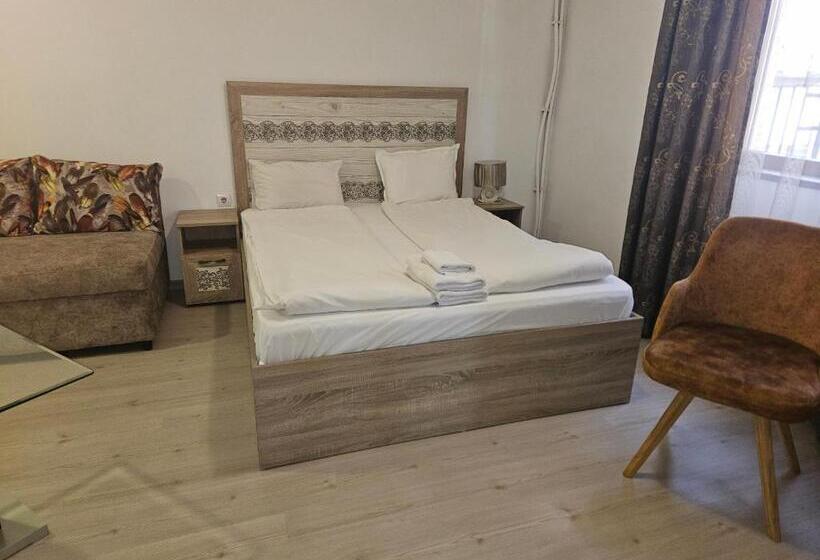 Standard Triple Room with Terrace, Priyateli   Friends