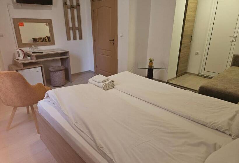 Standard Triple Room with Terrace, Priyateli   Friends