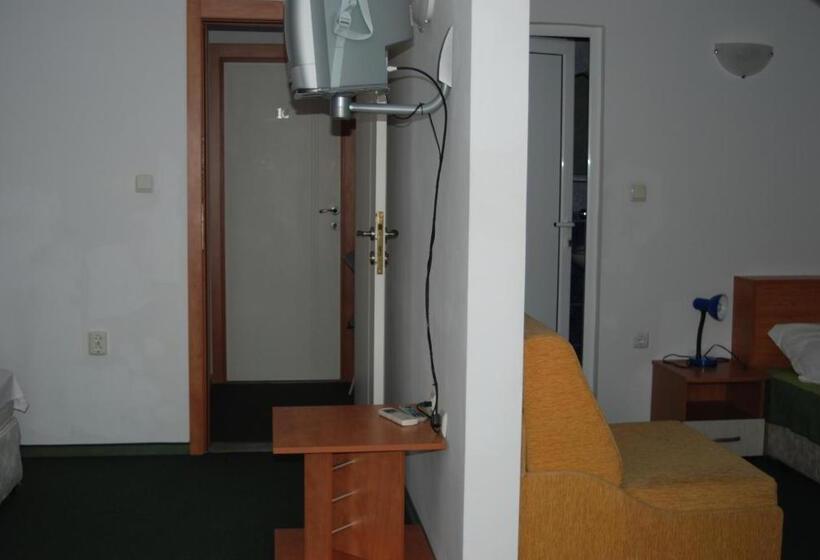 اتاق استاندارد سه تخته با بالکن, R&g