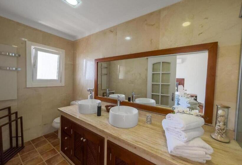 اتاق استاندارد با بالکن و چشم‌انداز دریا, Villa Dama By Airnest
